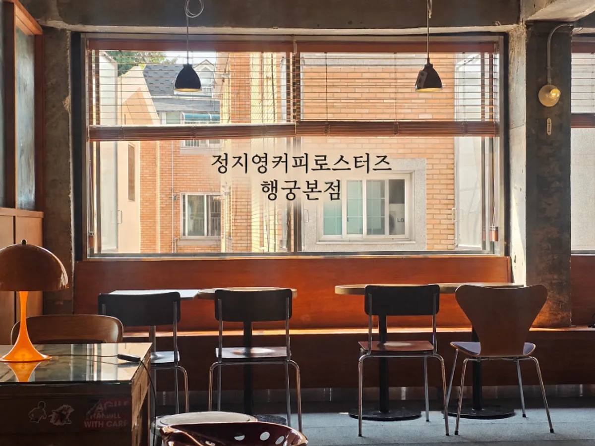 2층 창가 좌석과 카페 내부