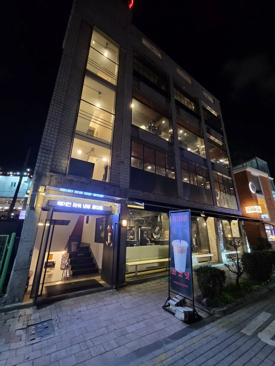 Toàn cảnh lối vào Jeong Ji-young Coffee Roasters Haenggung Main Branch