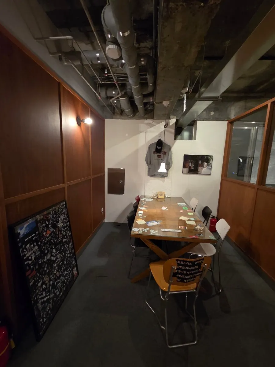 Toàn cảnh nội thất theo chiều dọc của Jeong Ji-young Coffee Roasters Haenggung Main Branch