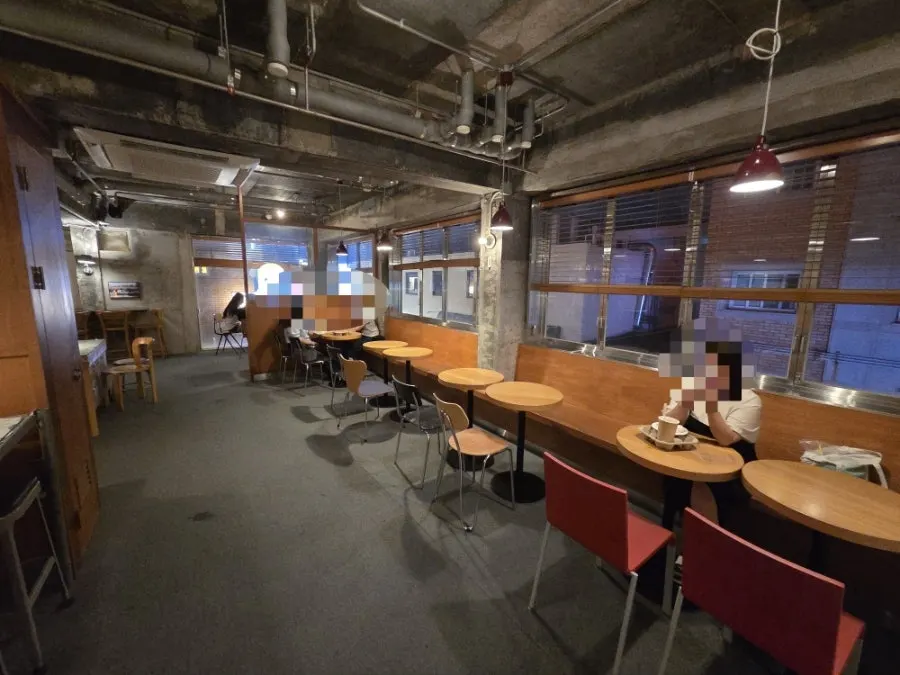 Khu vực quanh quầy thu ngân của Jeong Ji-young Coffee Roasters Haenggung Main Branch