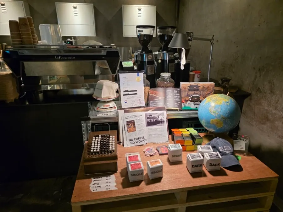Góc trưng bày hạt cà phê của Jeong Ji-young Coffee Roasters