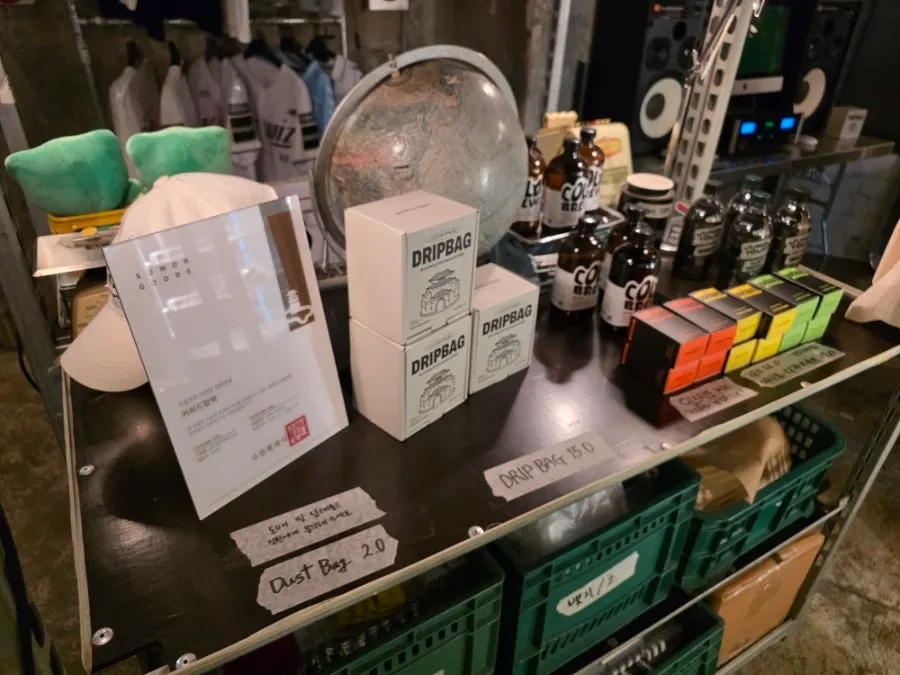 Khu trưng bày goods của Jeong Ji-young Coffee Roasters