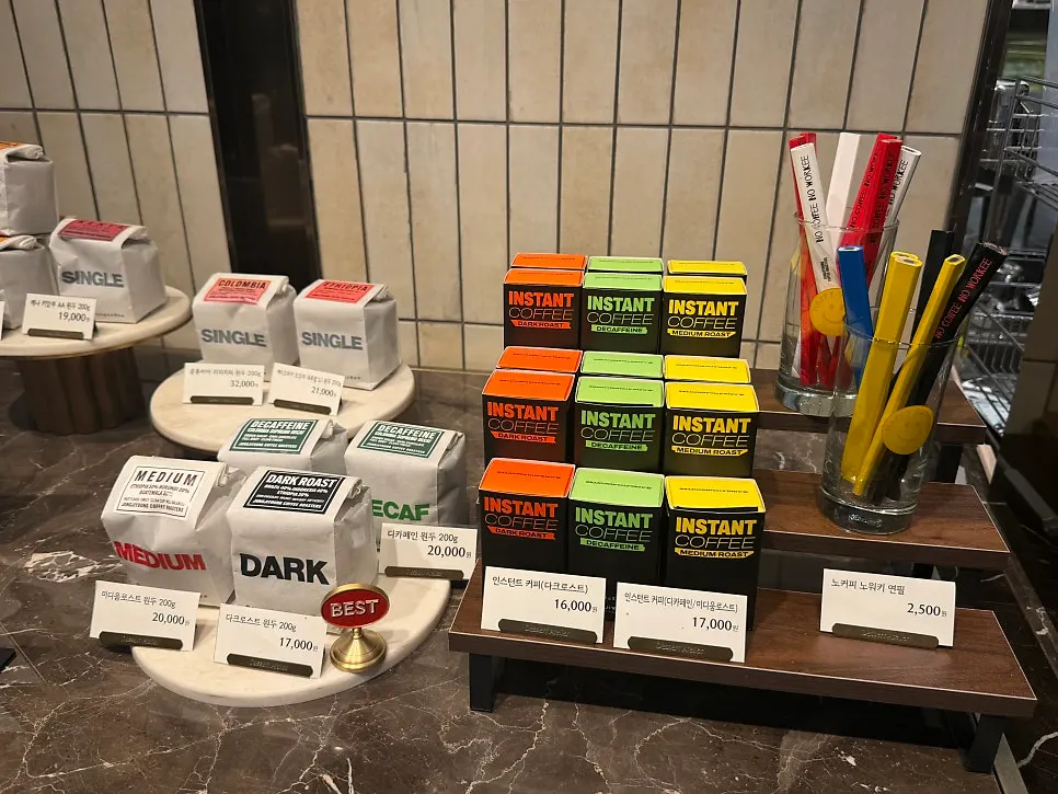 店內可見烘豆設備