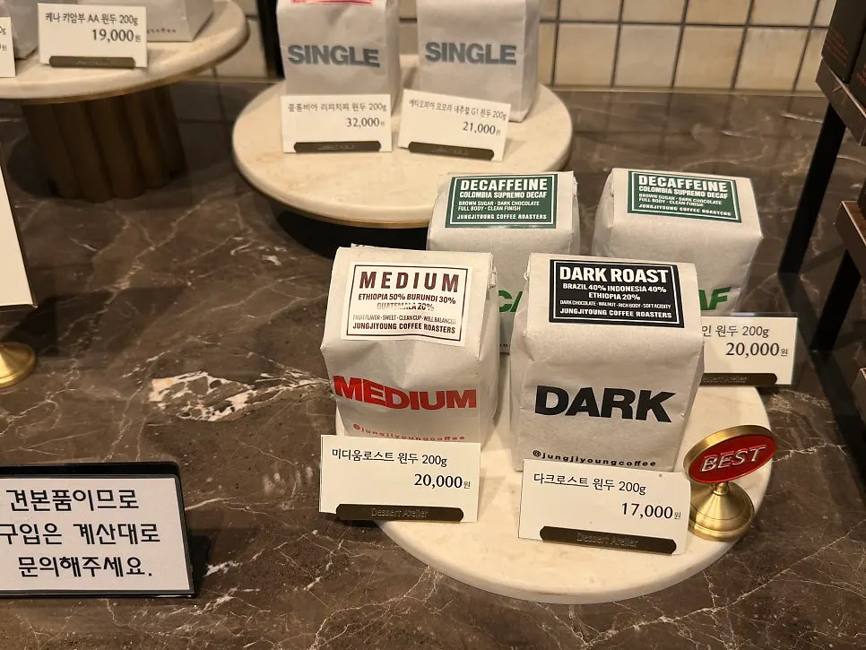 長型鉛筆等周邊商品陳列架