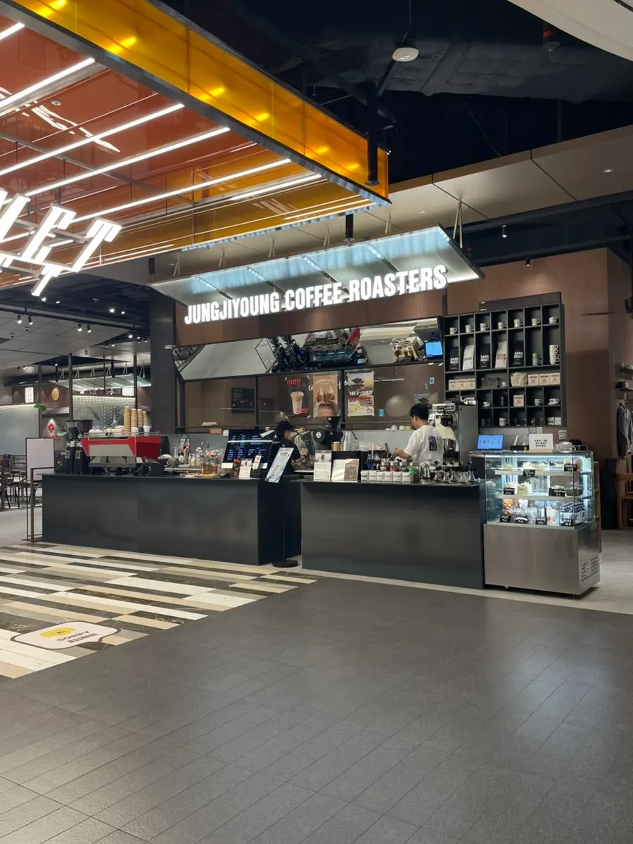 Entrance to Jeong Jiyeong Coffee Roasters on the 2nd floor of Starfield Suwon