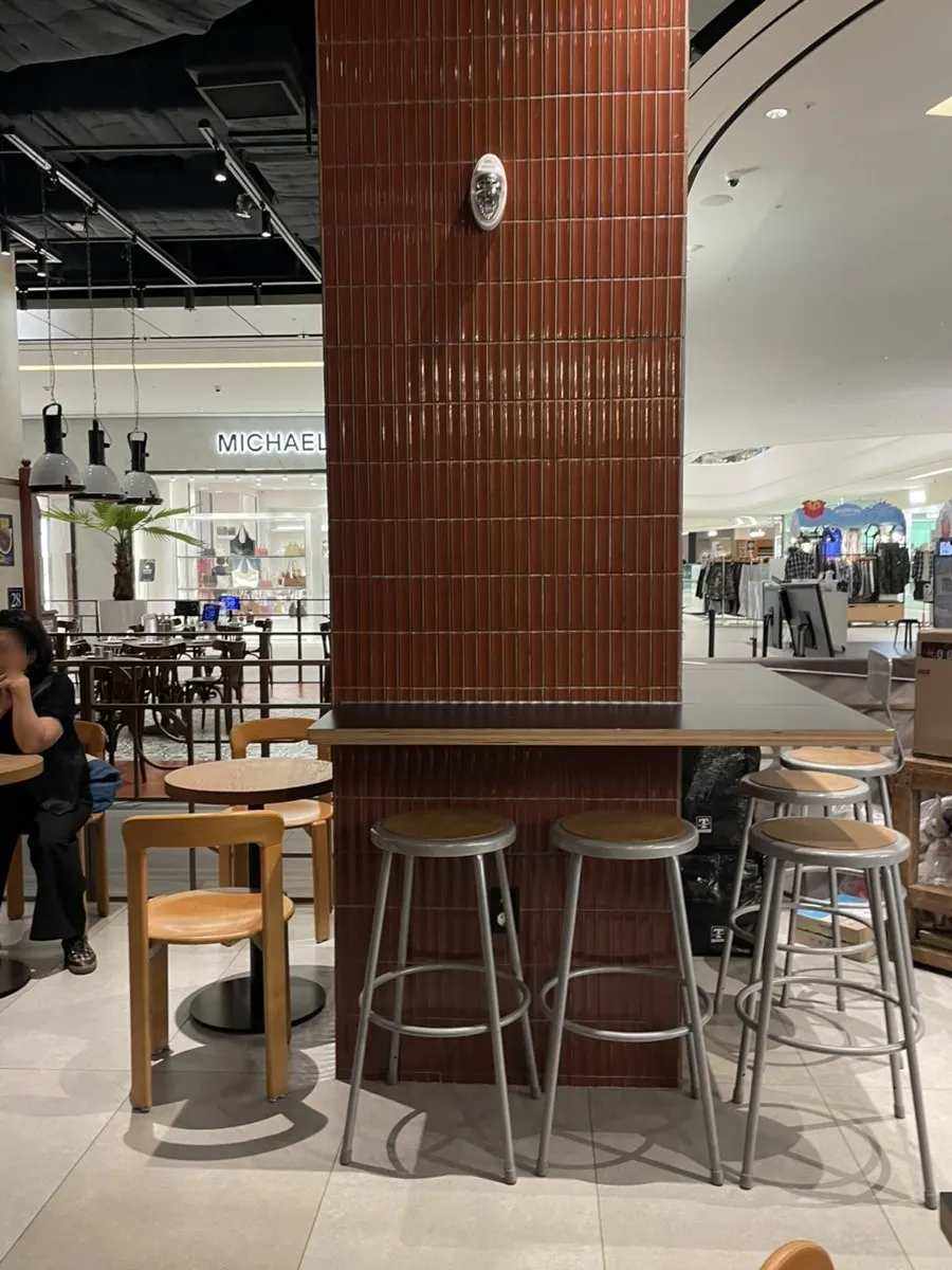 Single-row table seating with outlets for solo guests