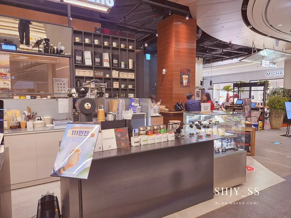 Café entrance near the Starfield Suwon food court