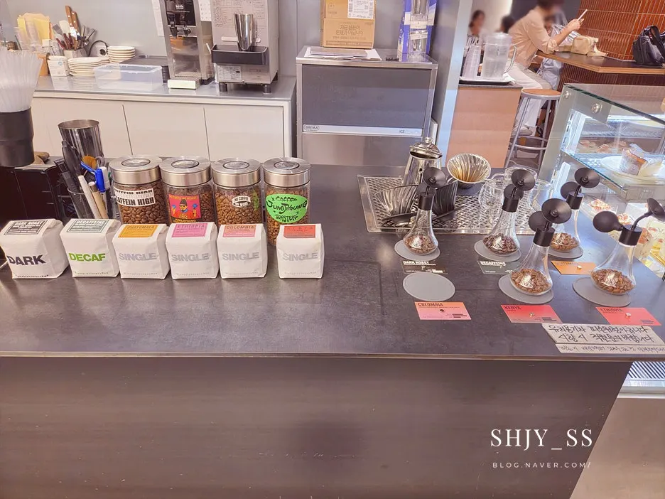 Ordering area of Jeong Jiyeong Coffee Roasters Starfield Suwon Branch