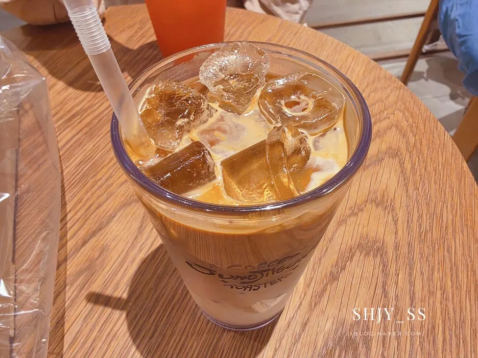 Jeong Jiyeong Coffee Roasters iced café latte