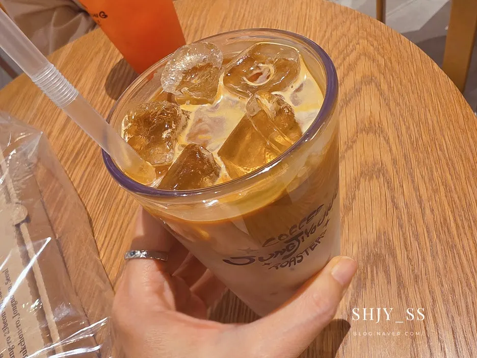 Iced café latte placed on the table