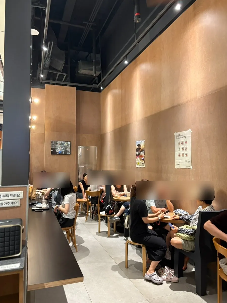 커피와 논커피 가격이 적힌 메뉴 보드