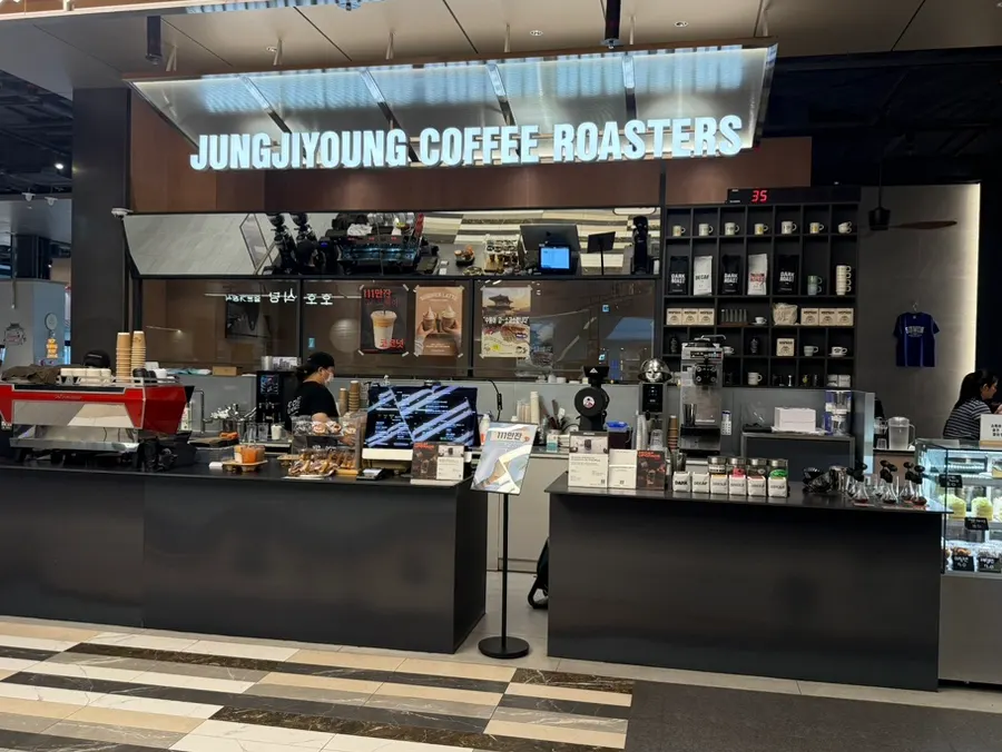 Interior de Starfield Suwon y vista de la tienda de Jeong Jiyeong Coffee Roasters