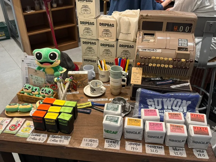 Estantería con granos de café y artículos de merchandising