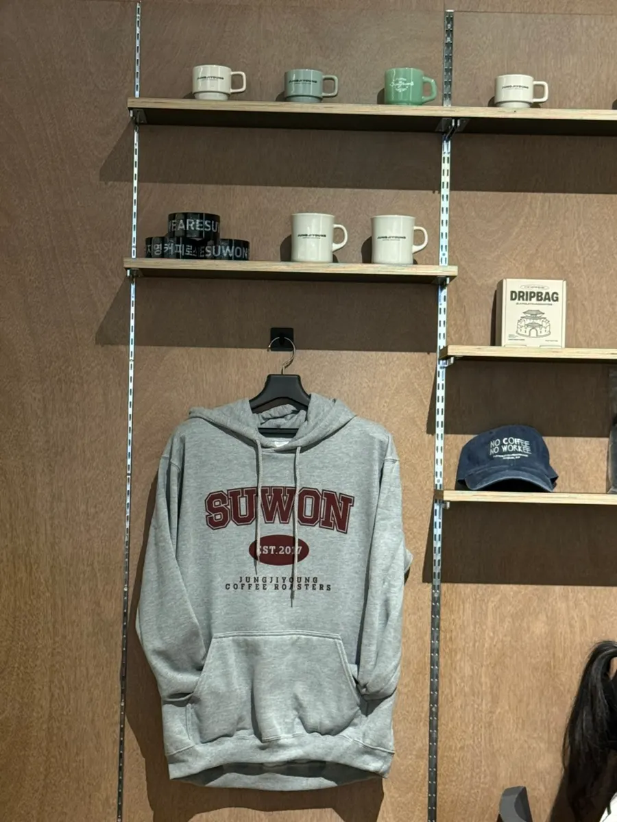 Drip bags y el muñeco rana Suwon-i entre los artículos de Jeong Jiyeong Coffee