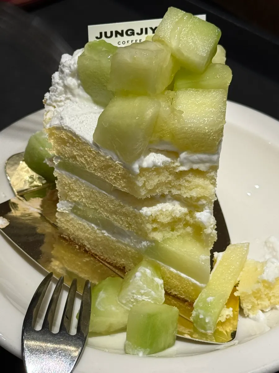 Porción de pastel de melón con crema