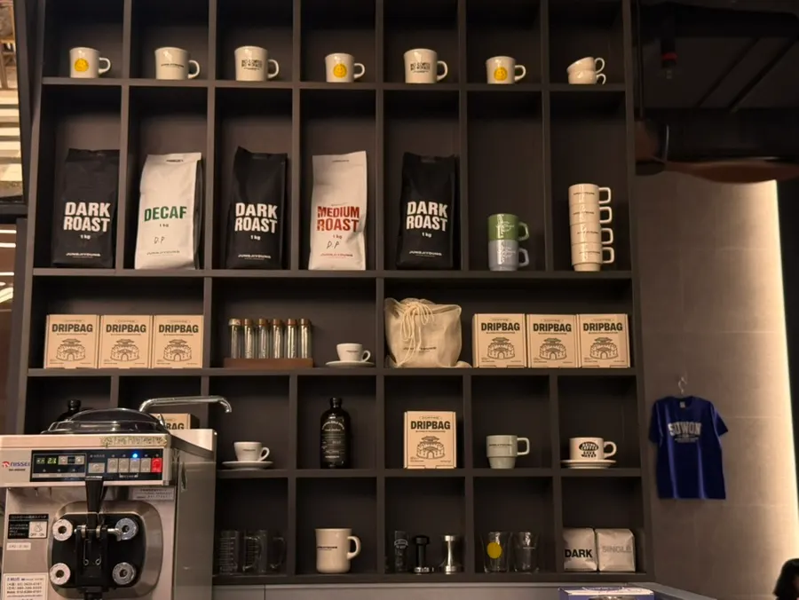 Mesa de Jeong Jiyeong Coffee Roasters Starfield Suwon Branch donde descansamos de las compras