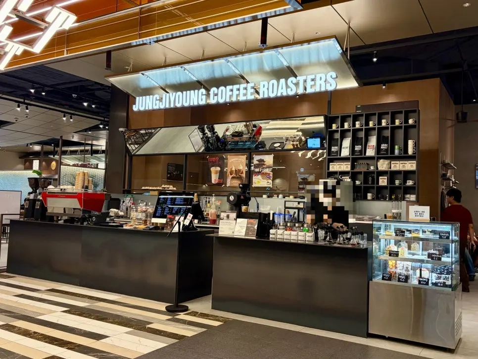Storefront view of Jeong Jiyeong Coffee Roasters on the 2nd floor of Starfield Suwon