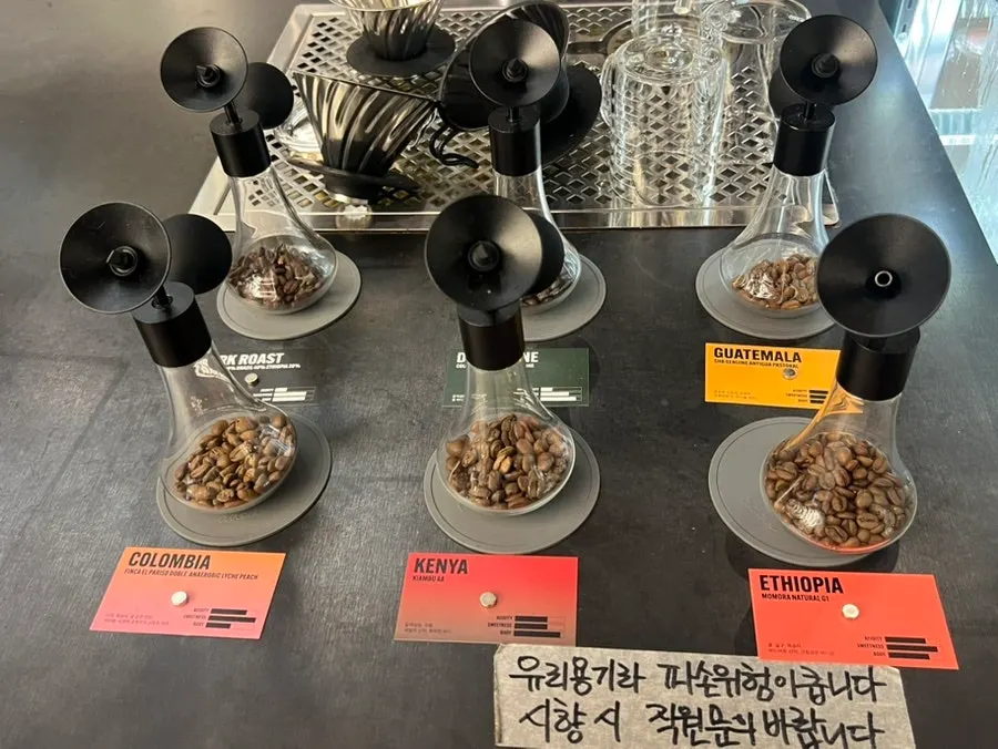 디저트 메뉴가 놓인 쇼케이스 클로즈업