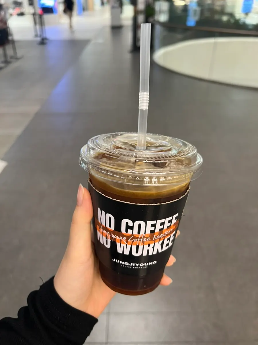 얼음 가득한 아이스아메리카노