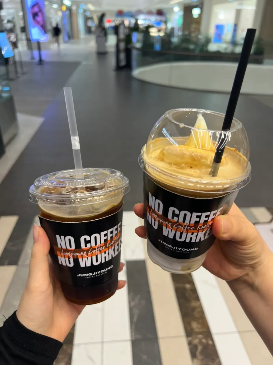 커피타임을 마무리한 테이블 위 음료