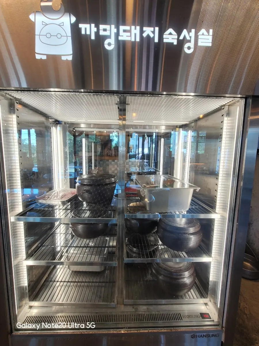 The 720-hour earthenware jar aging room for black pork