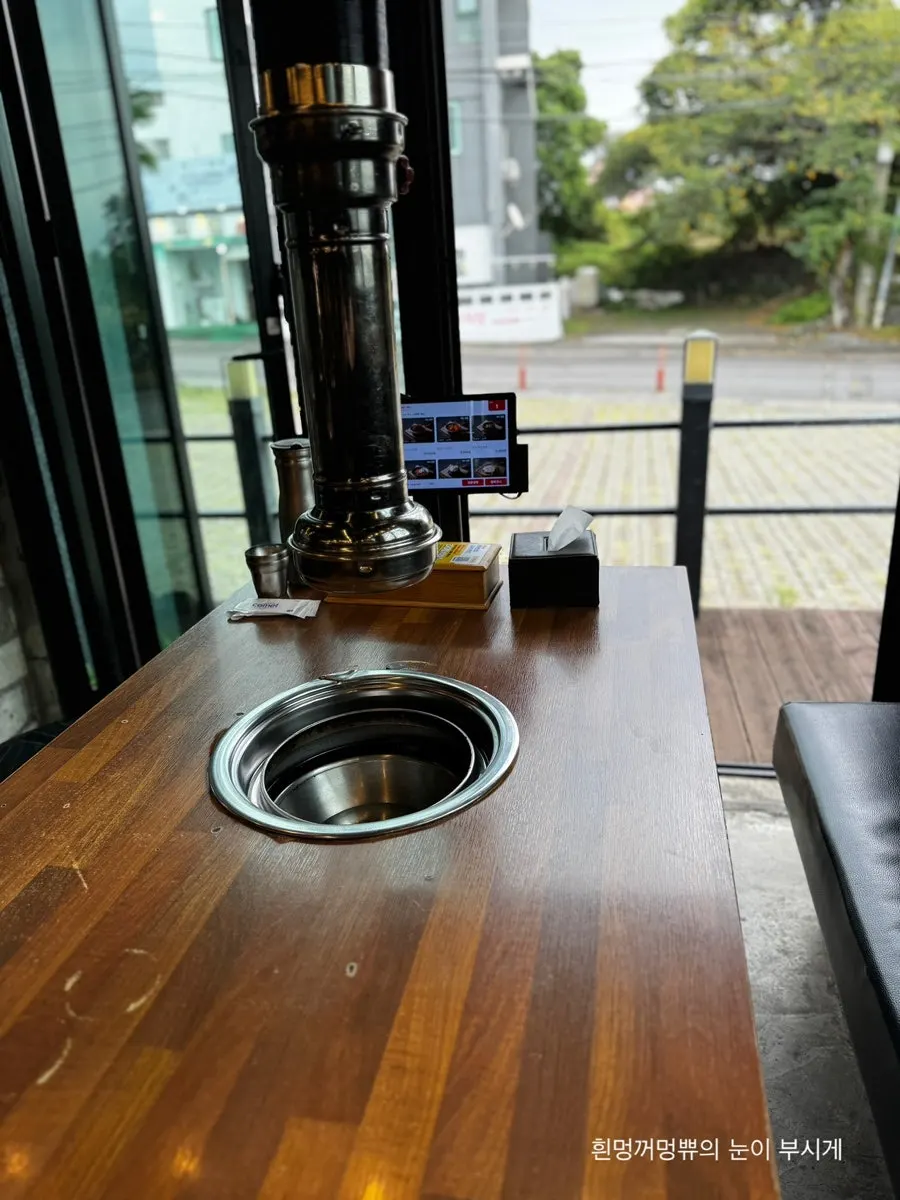 Interior of Kkamang Dwaeji Jungmun Branch with wide table spacing