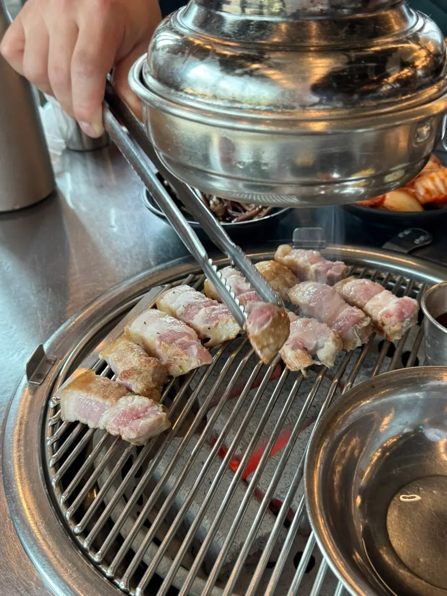 숯불에 올린 훈연초벌 흑돼지 오겹살