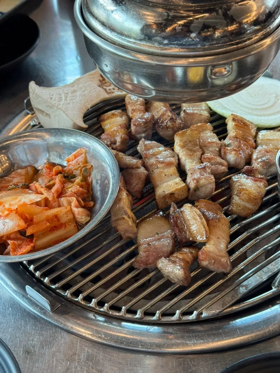 기름기 흐르며 익어가는 오겹살 껍데기