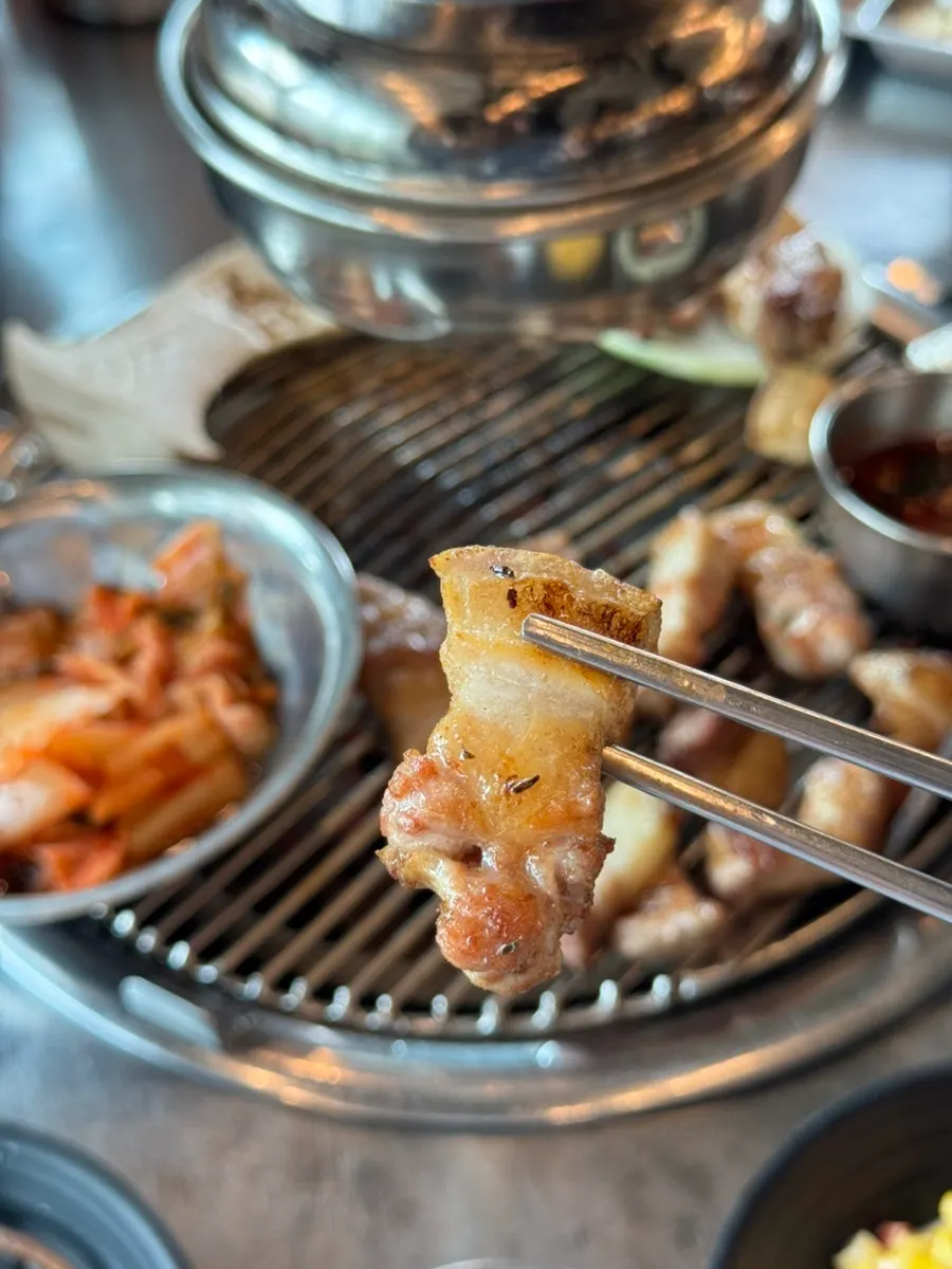다 구워진 흑돼지 오겹살 한 점
