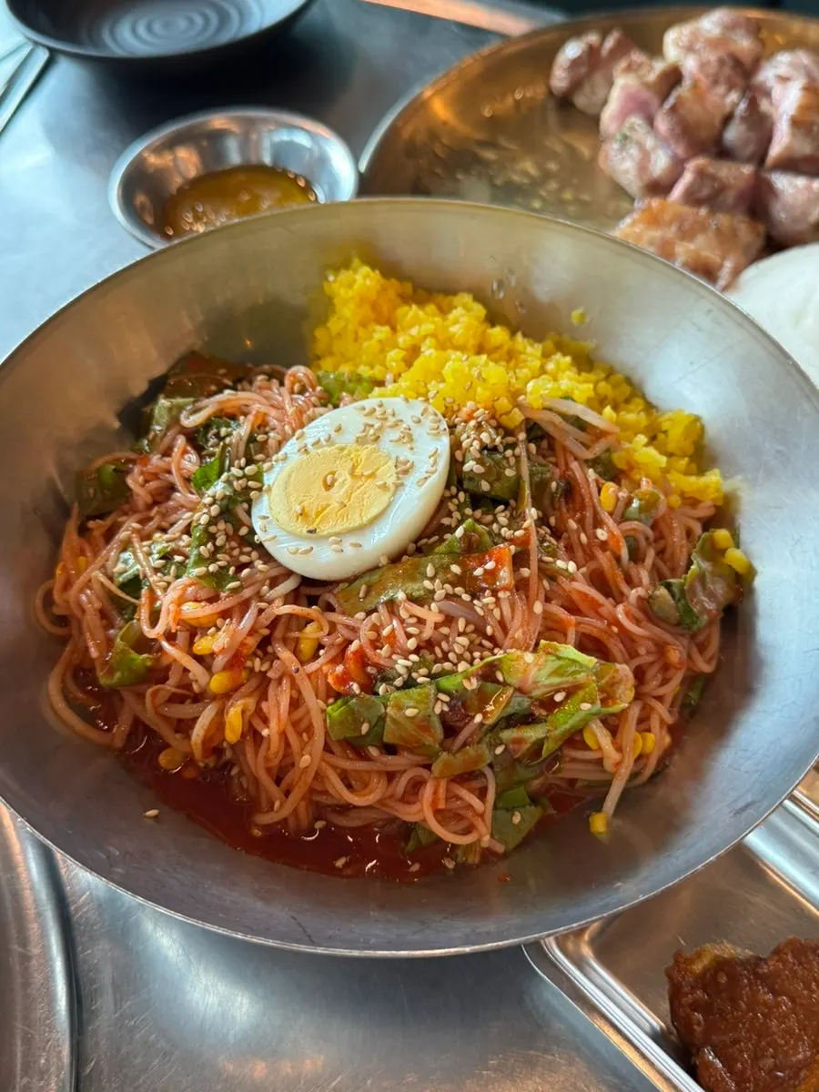 양이 많은 비빔국수 한 그릇