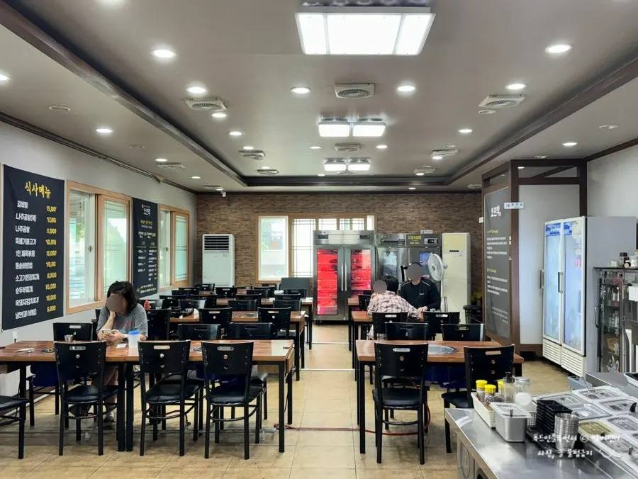 Spacious interior of Oreumak Garden