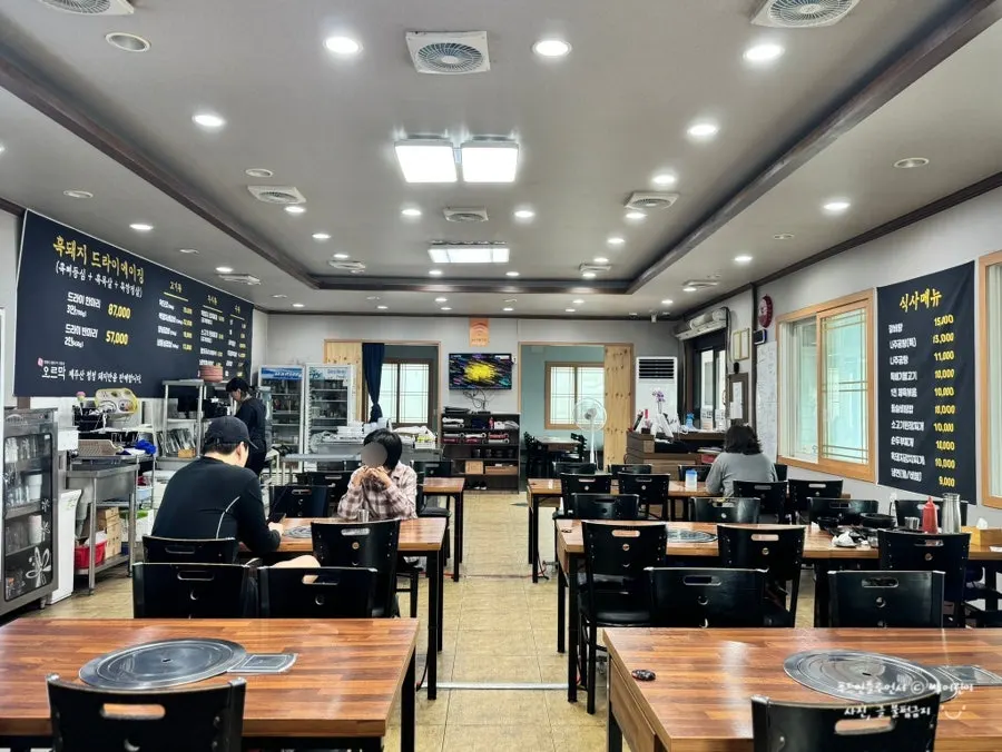 Indoor table seating at Oreumak Garden