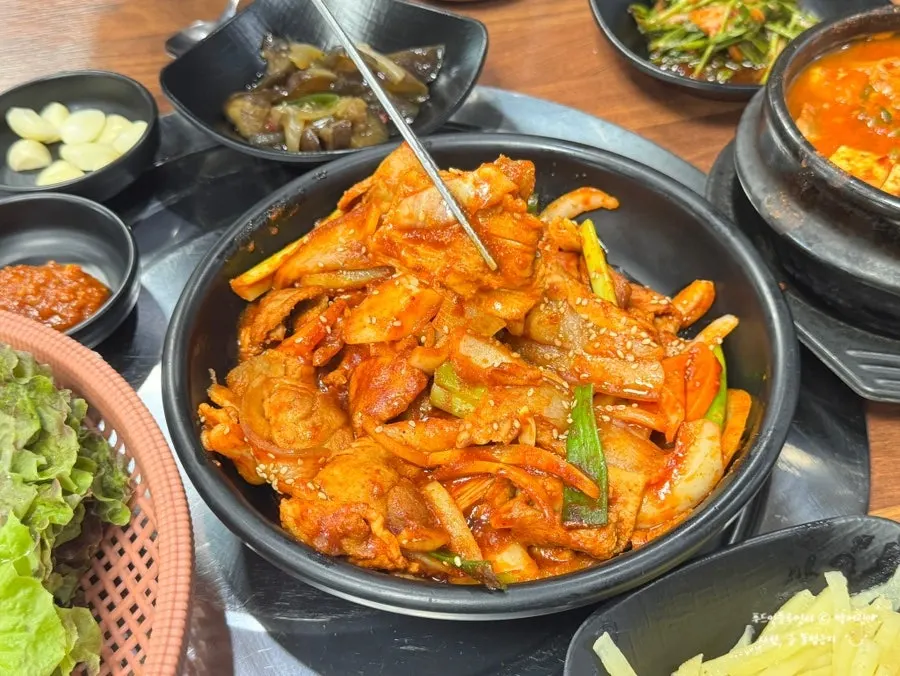 Chewy black pork stir-fried pork