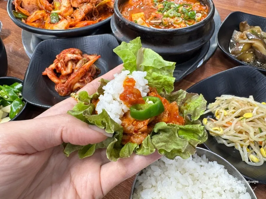 Stir-fried pork eaten in lettuce wraps