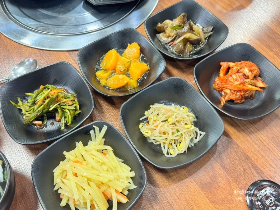 Soybean sprout soup served with stir-fried pork