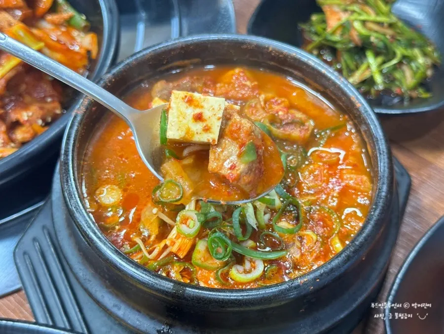 Kimchi stew with tofu and black pork