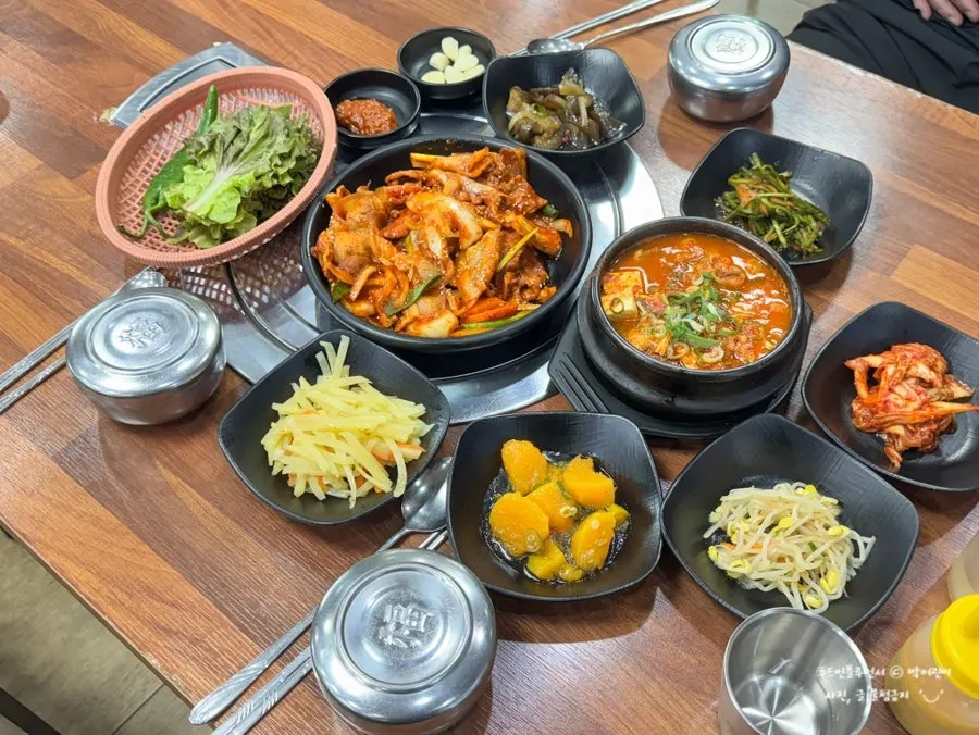 Lunch spread at Oreumak Garden