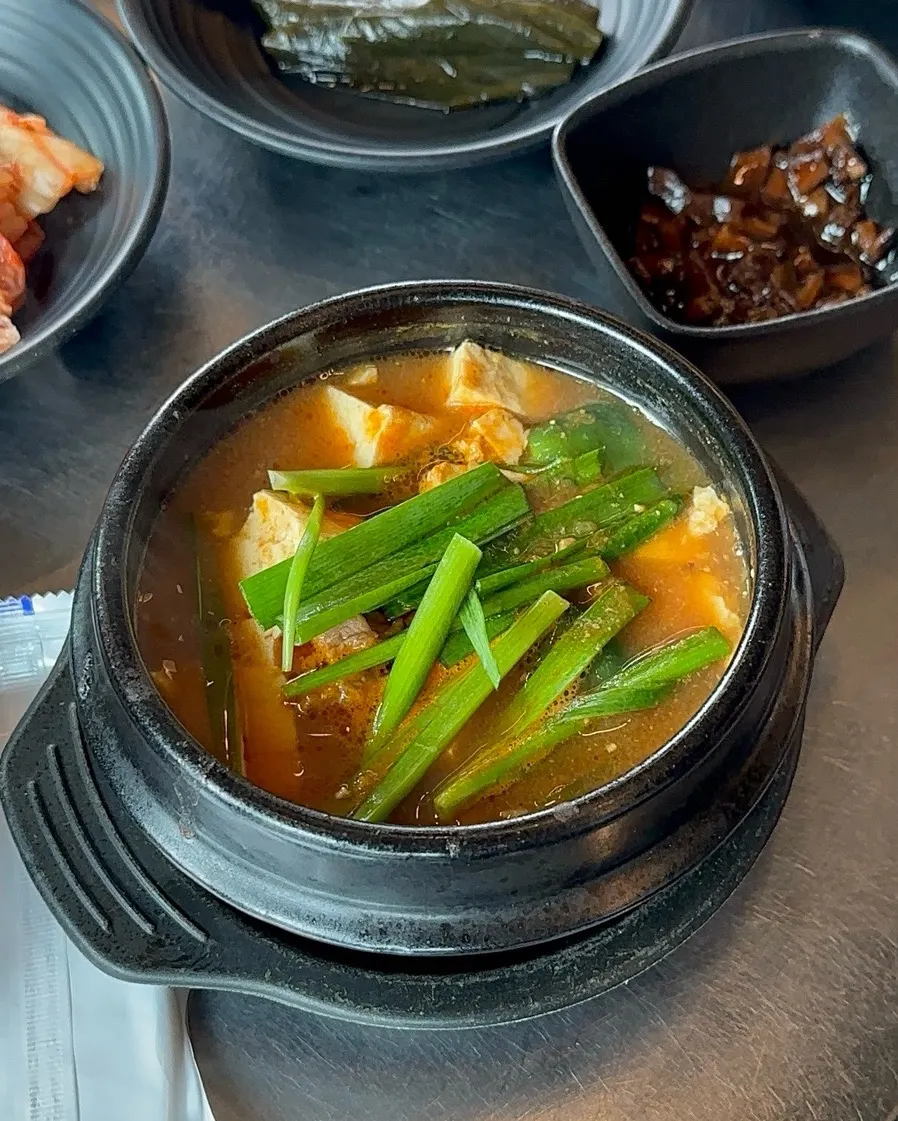 Black pork served with rice and kimchi