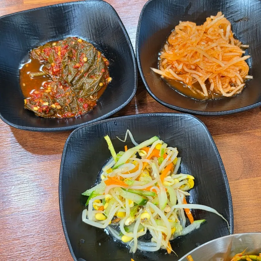오르막가든 중문본점 밑반찬 여러 접시