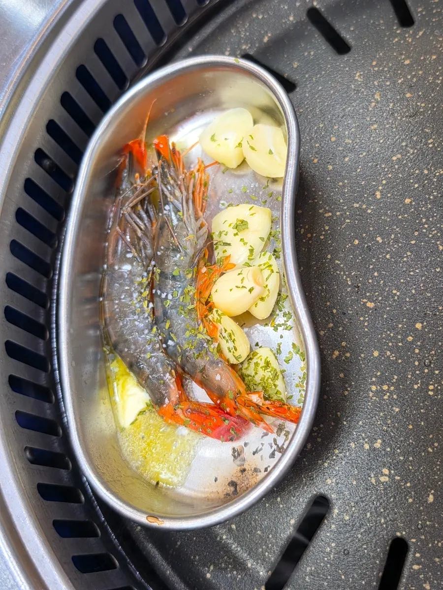 밑반찬으로 가득 찬 오르막가든 식탁
