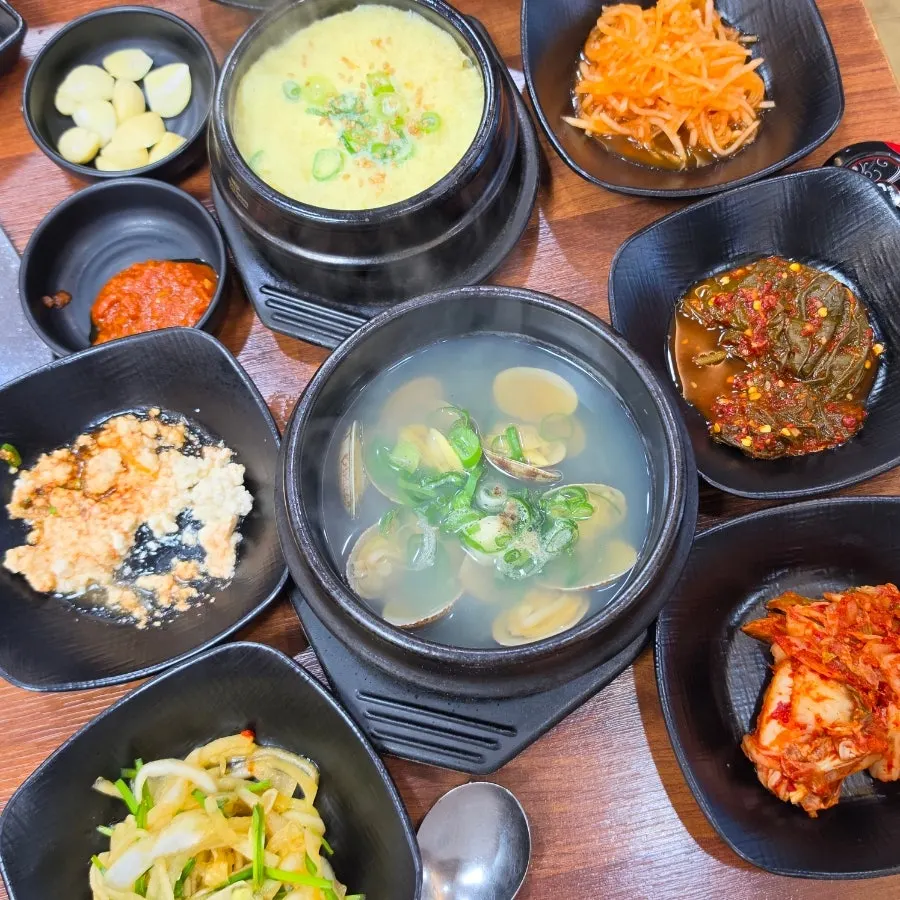 상추파절이와 곁들임 찬 한 상