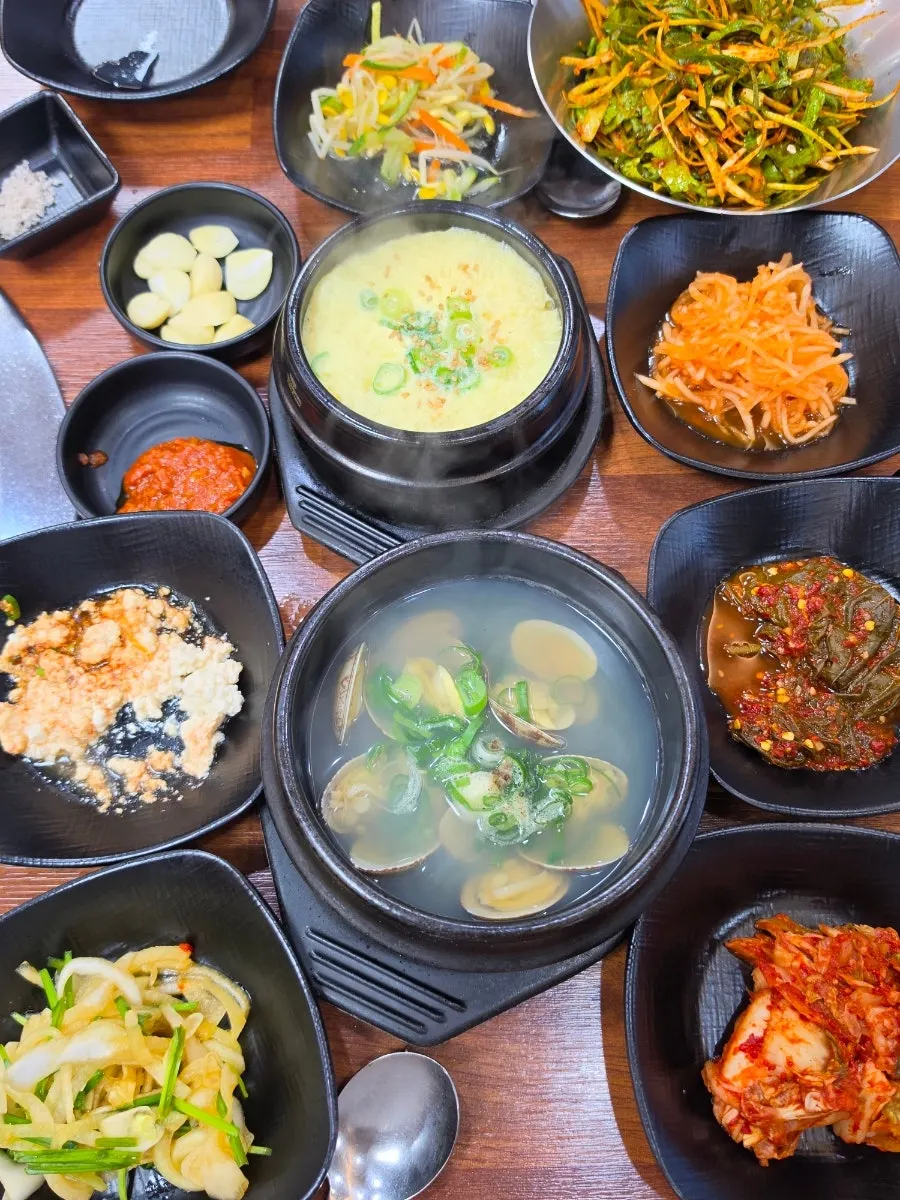 조개탕, 계란찜, 손두부가 놓인 상차림