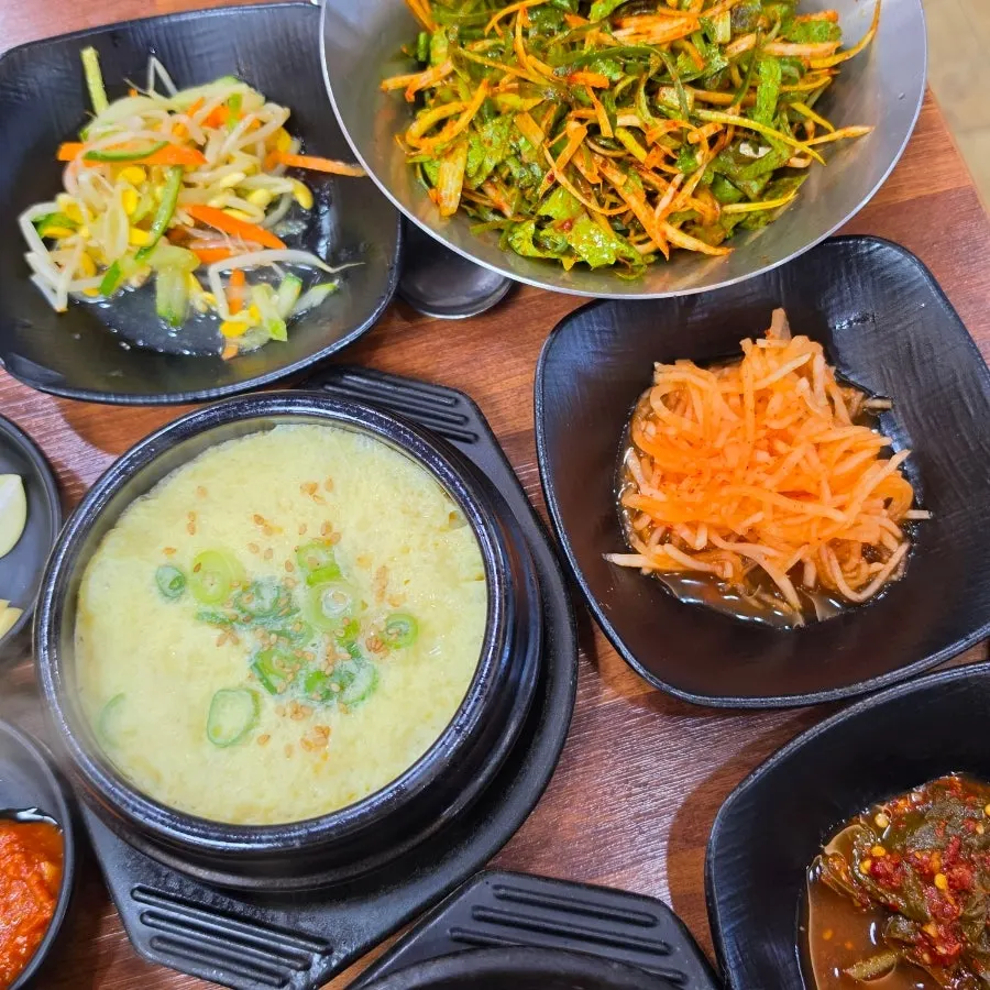 무생채와 콩나물, 깻잎 밑반찬