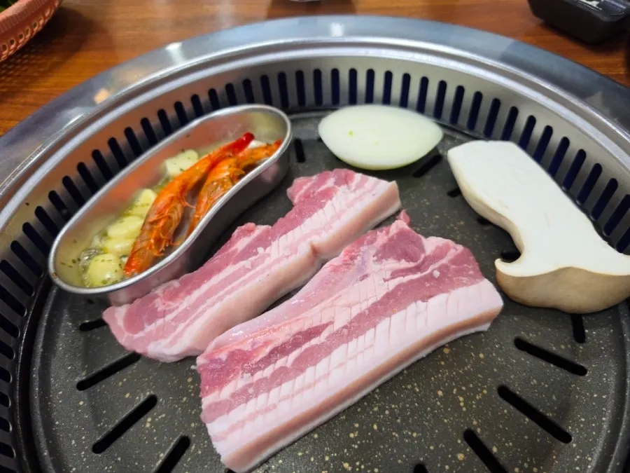 불판에 올린 흑돼지 오겹살 2인분