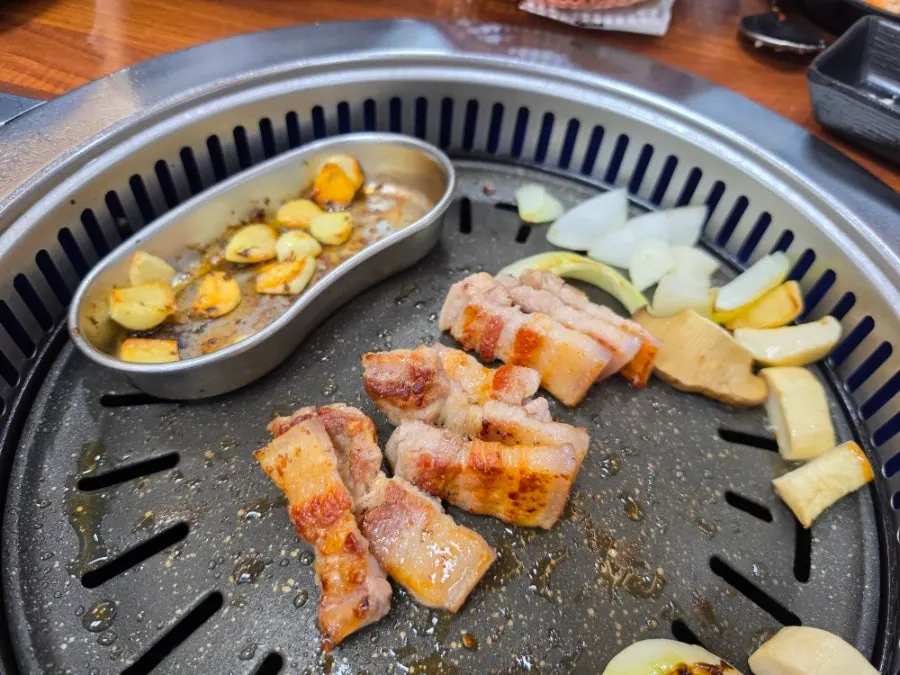 노릇하게 구워진 흑돼지 오겹살