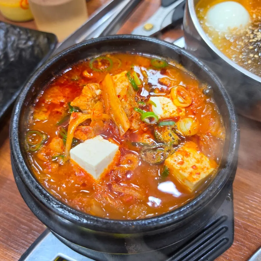 오겹살이 들어간 오르막가든 김치찌개