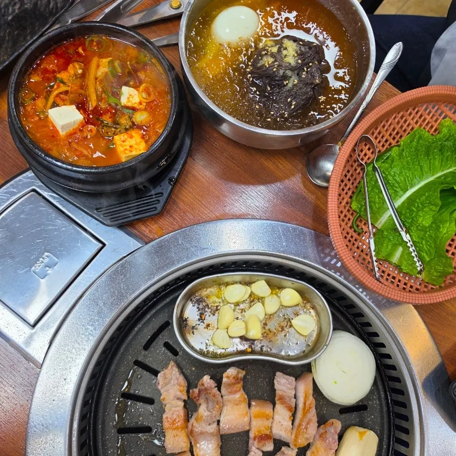 물냉면에 구운 오겹살을 얹은 모습