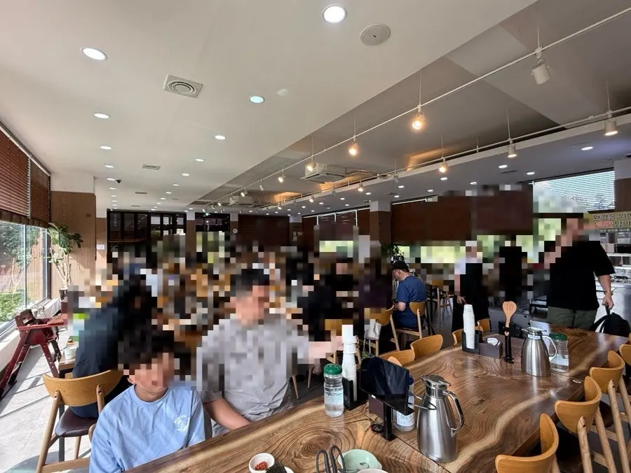 중문고등어쌈밥 내부 좌석