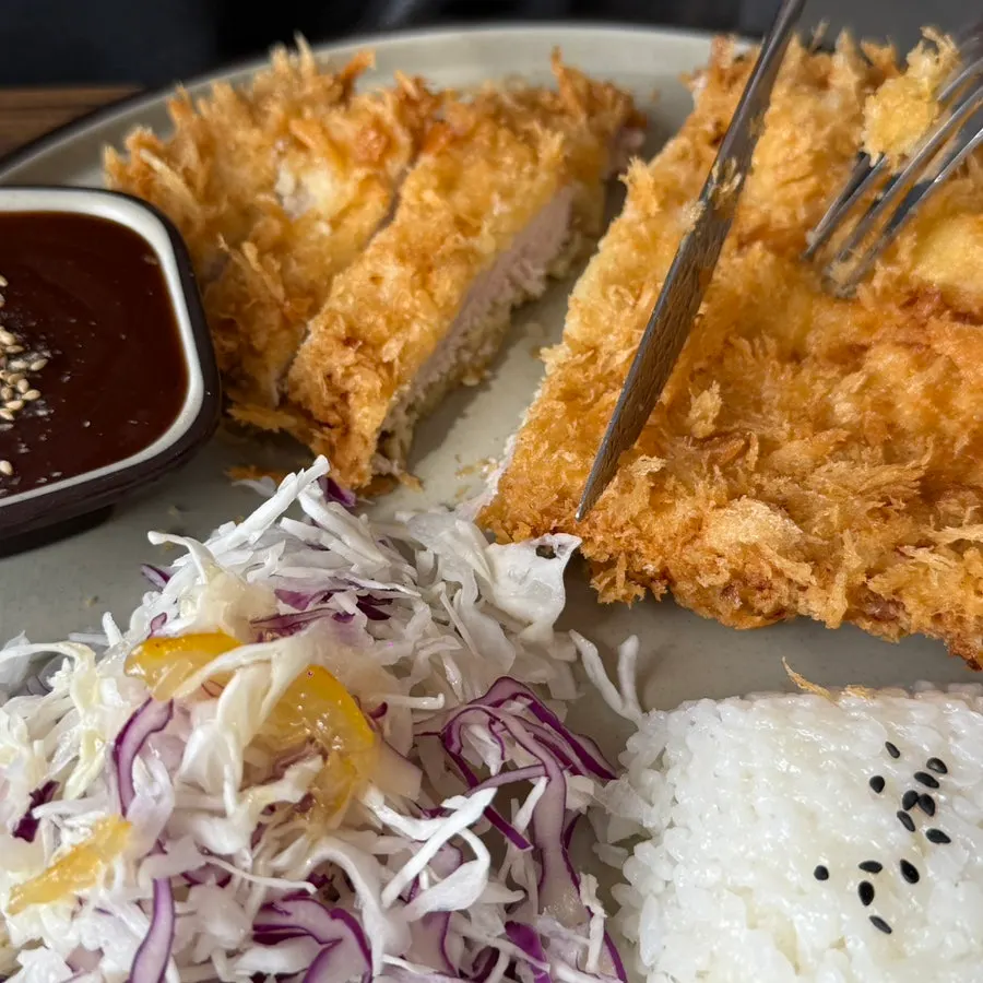 도톰한 흑돼지 돈까스 단면