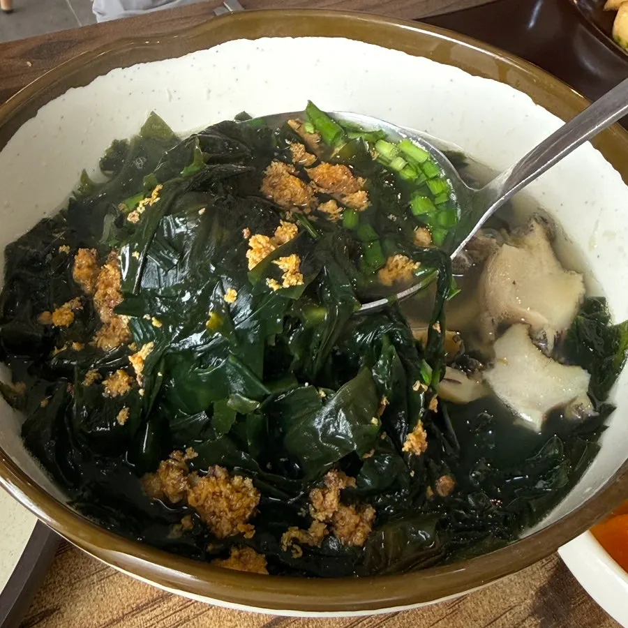 전복성게미역국 국물